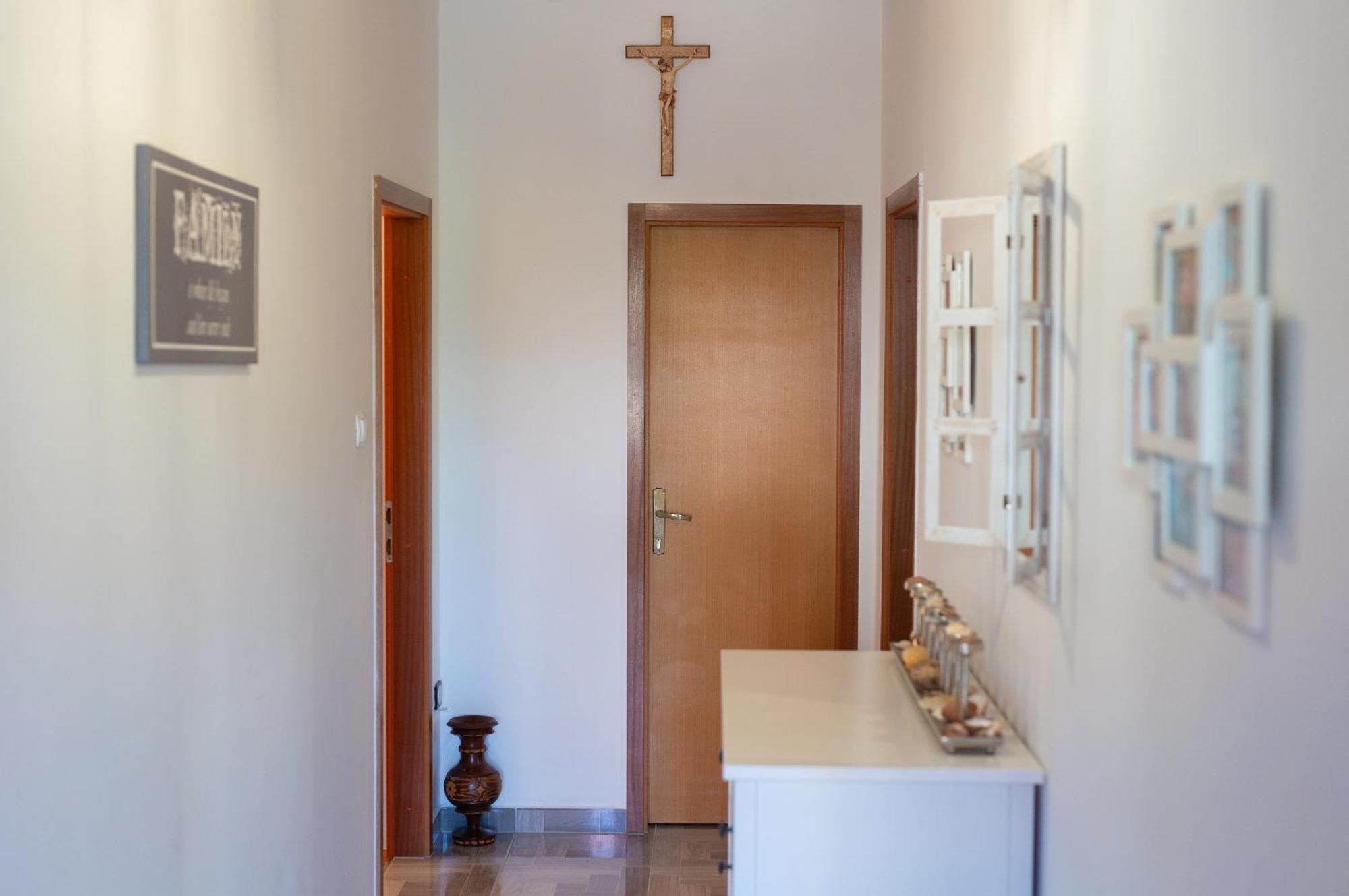 Apartment Bazina - Airconditioning, Parking, 500M From The Beach Krk Town Esterno foto