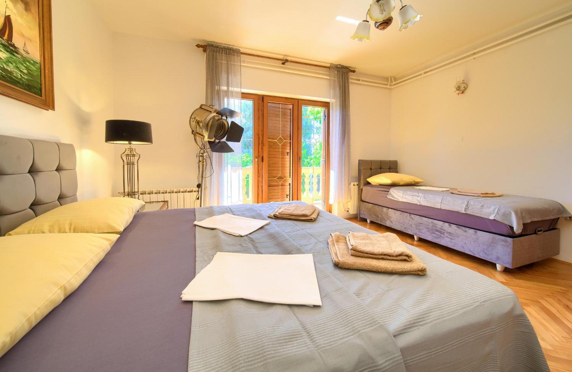 Apartment Bazina - Airconditioning, Parking, 500M From The Beach Krk Town Esterno foto