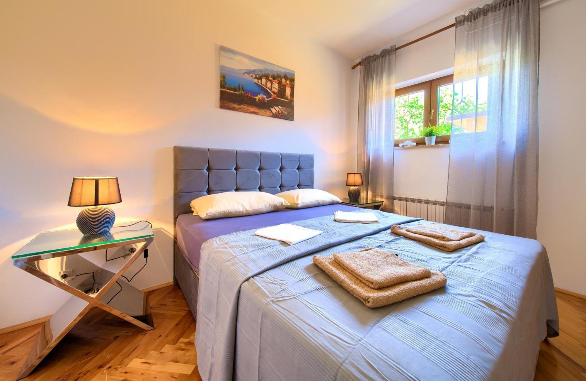 Apartment Bazina - Airconditioning, Parking, 500M From The Beach Krk Town Esterno foto